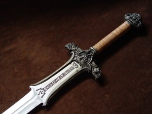 Копиращият меч на Томас Грейнджър не само създава копия на притежателя си, които му помагат в битка, но и може да го пороби...