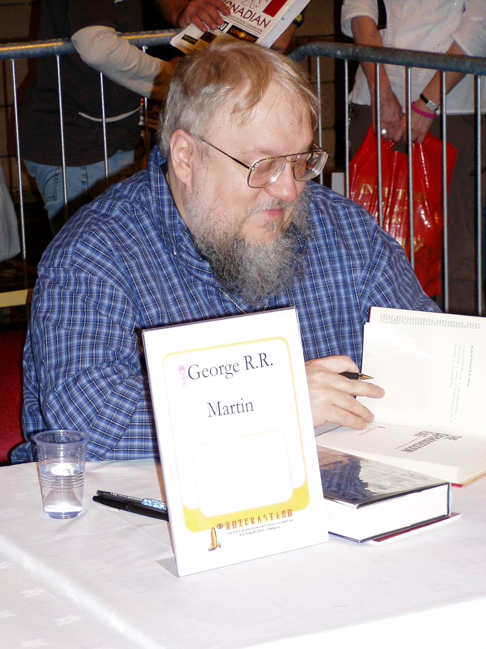 Авторът разписва книги през 2005