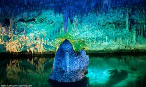 Магистериумът се намира в система от тайнствени и красиви пещери, подобни на тази на снимката.